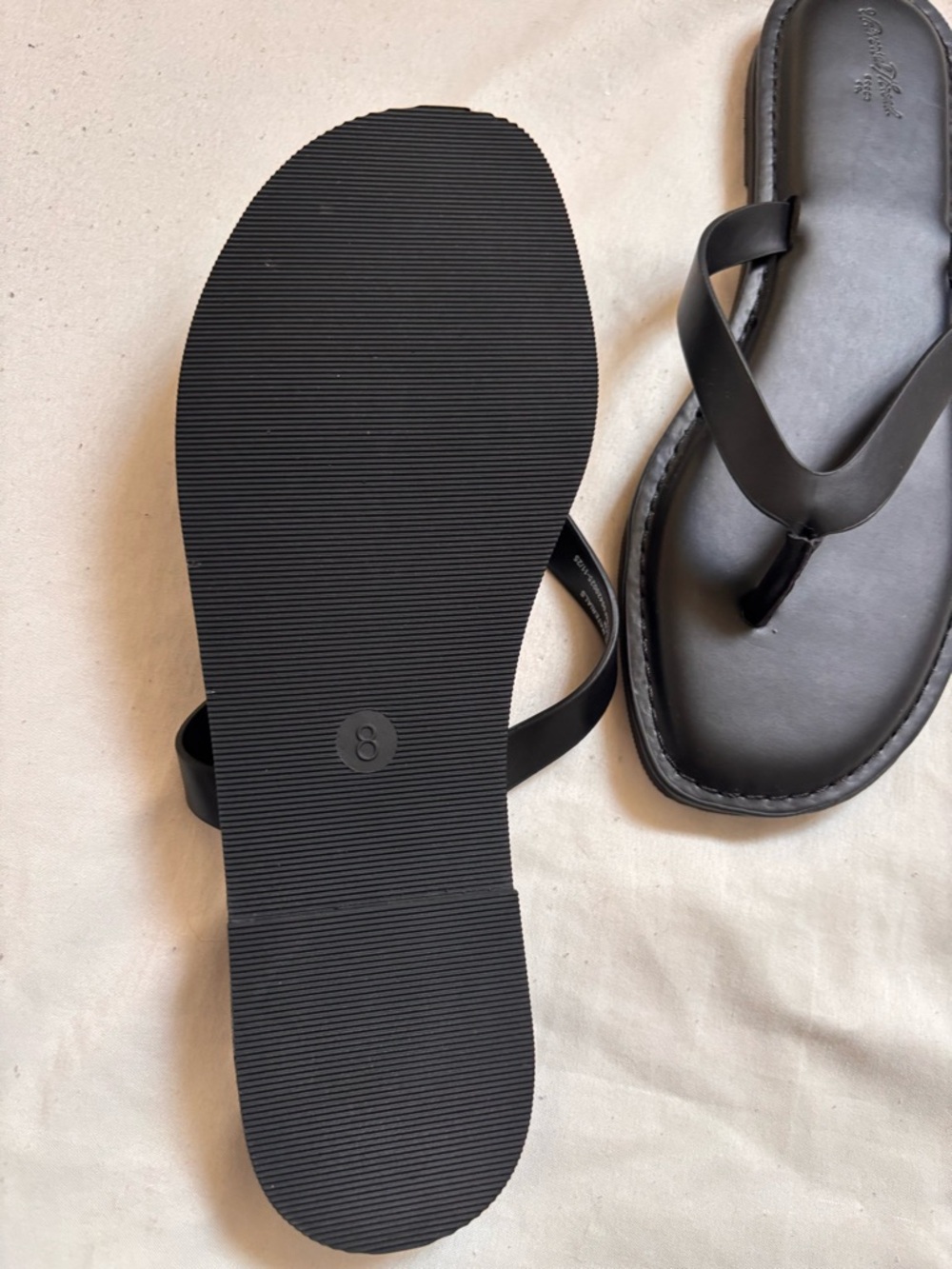 Universal Thread Black Minimalist Flip Flop Sandals - Picture 3 of 3